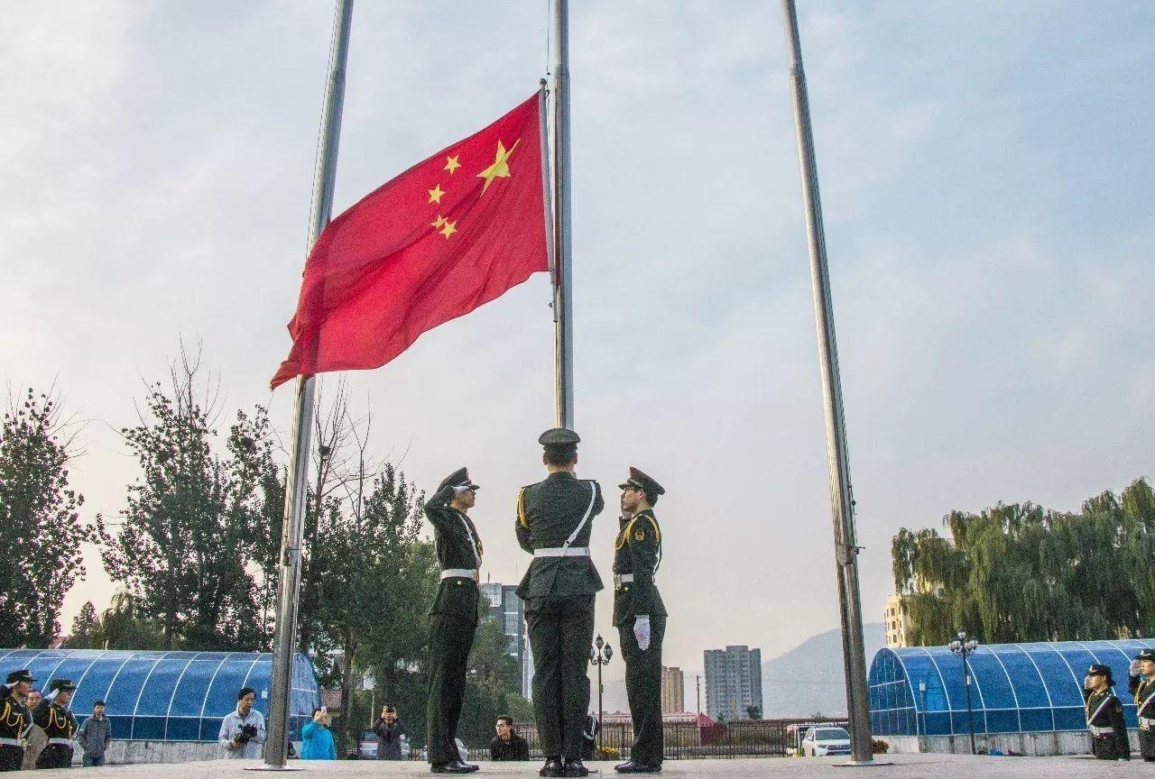 习近平会见安提瓜和巴布达总理布朗